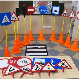 Автогородок с облегченными стойками: 22 знака, 2 светофора, 1 жезл, 1 пешеходная дорожка, 10 стоек