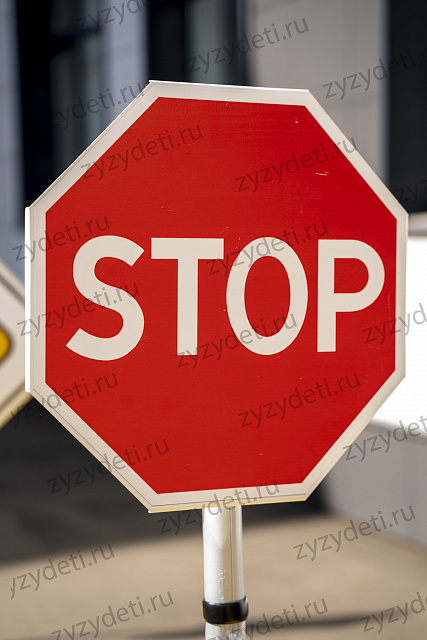 Знак дорожный "Движение без остановки запрещено" 2.5 типоразмер 40 на стойке с основанием 3кг светоотражающий