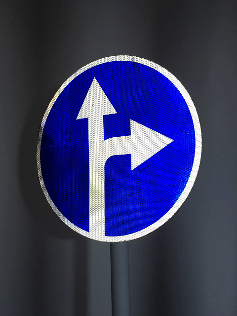 Знак дорожный "Движение прямо или направо" 4.1.4 типоразмер 40 на стойке с основанием 3кг светоотражающий