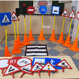 Автогородок с облегченными стойками: 22 знака, 2 светофора, 1 жезл, 1 пешеходная дорожка, 10 стоек